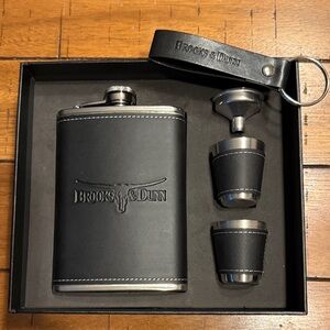 Brooks & Dunn 2022 Reboot Tour VIP Black Whiskey Flask Set NEW